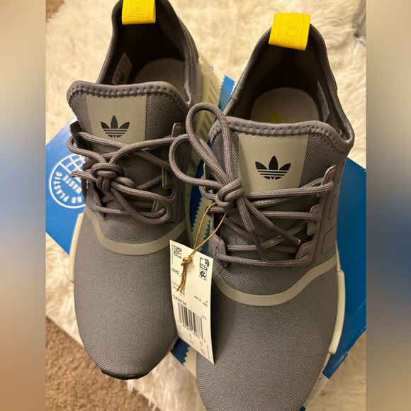 New in box men’s Adidas size 8.5 - Picture 2 of 5